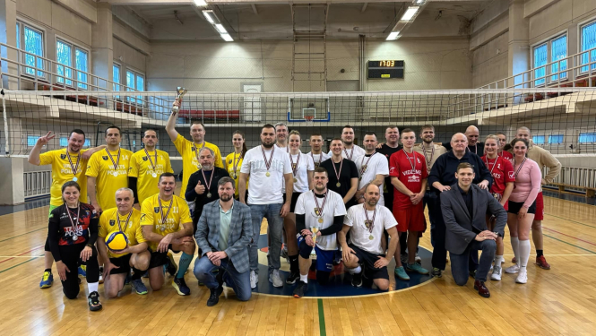 Trīs komandas sporta zālē ar medaļām kaklā